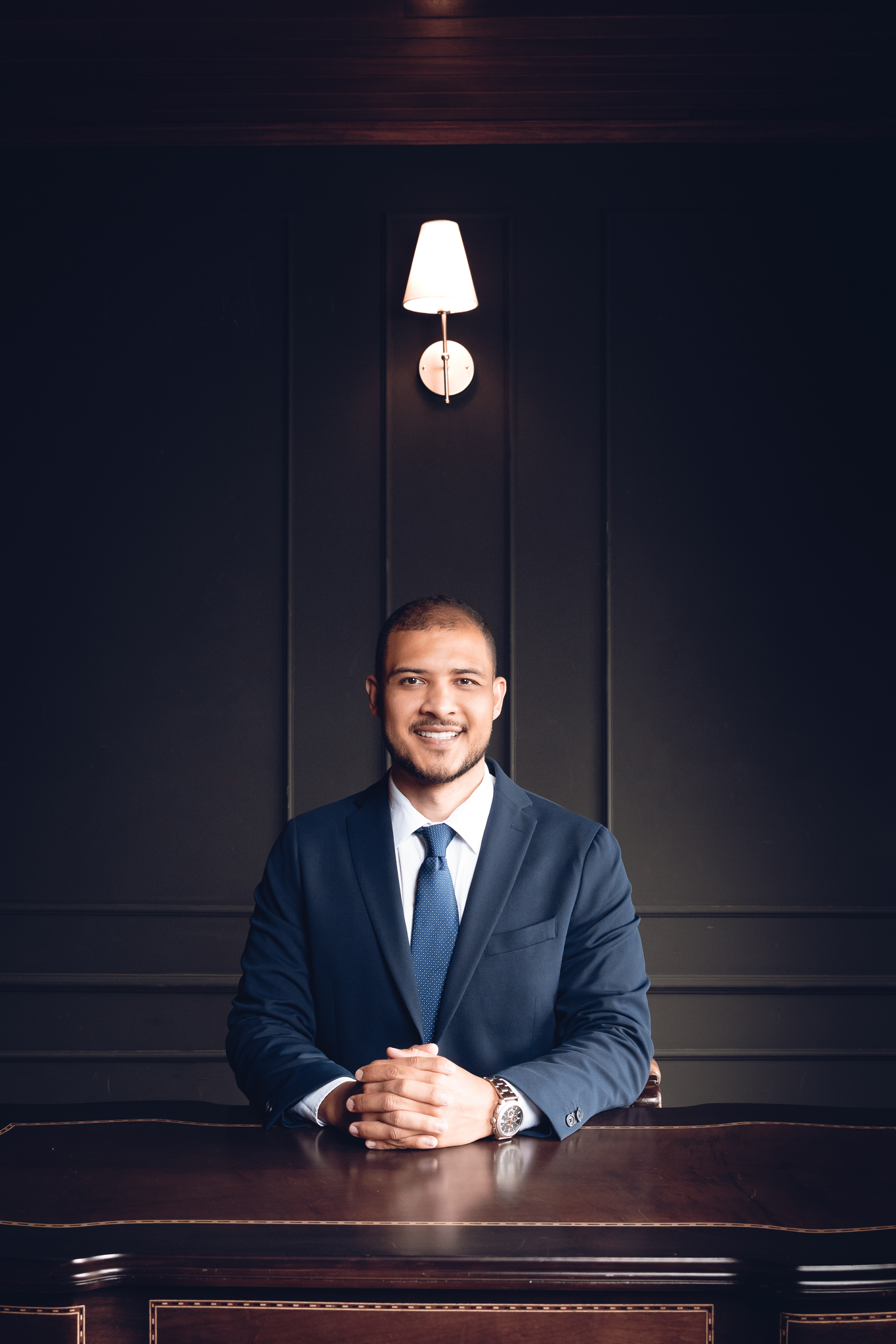 Marcelo Marques à mesa, em terno azul
